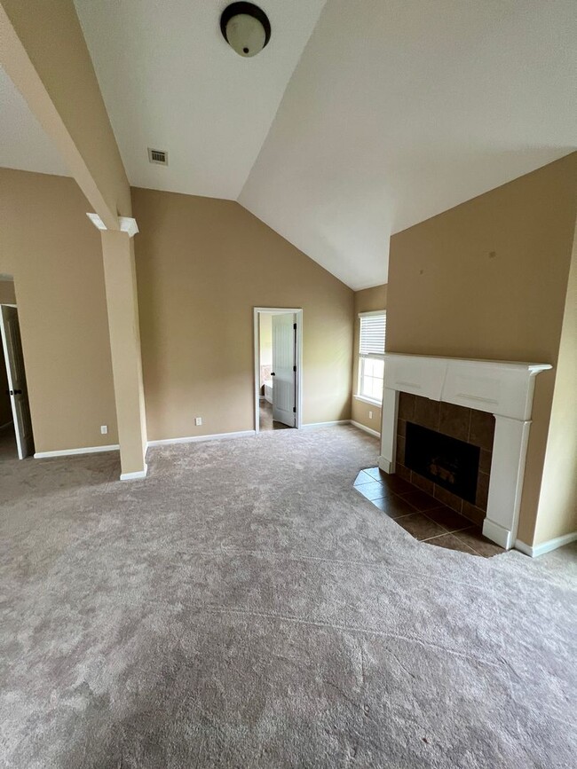 Building Photo - 639 Red Oak Ln