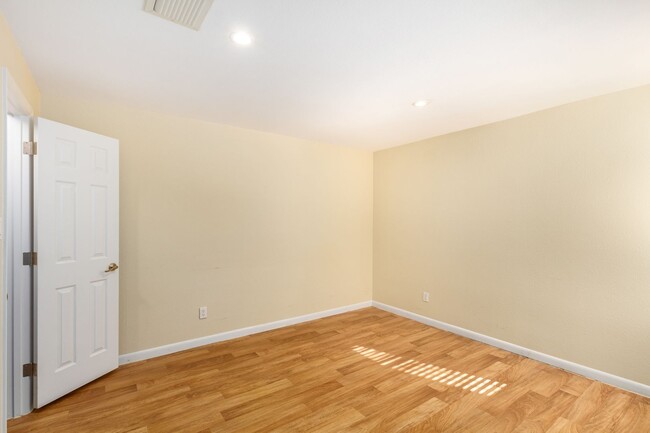 Building Photo - Remodeled 2-Bedroom, 2-Bath Condo in Prime...