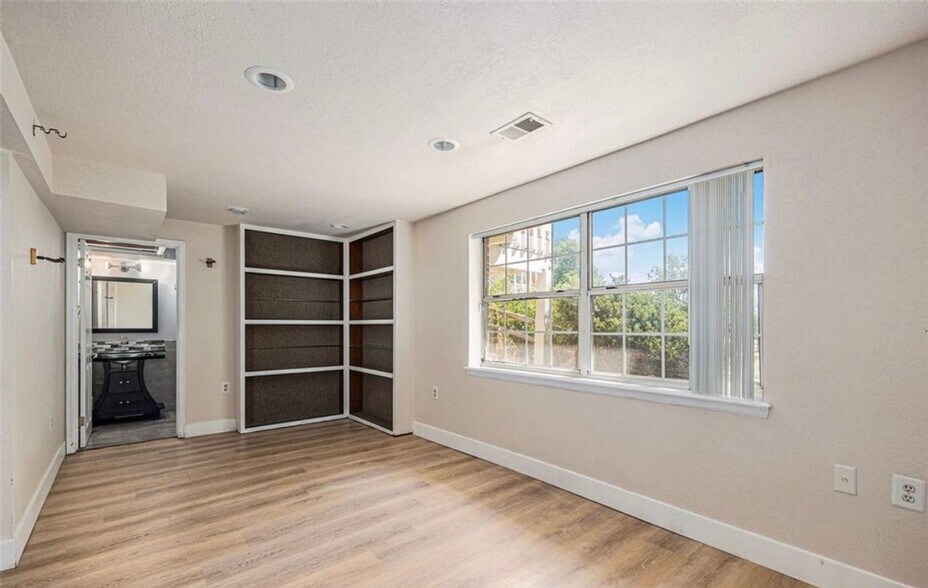 Building Photo - 2420 W 82nd Pl