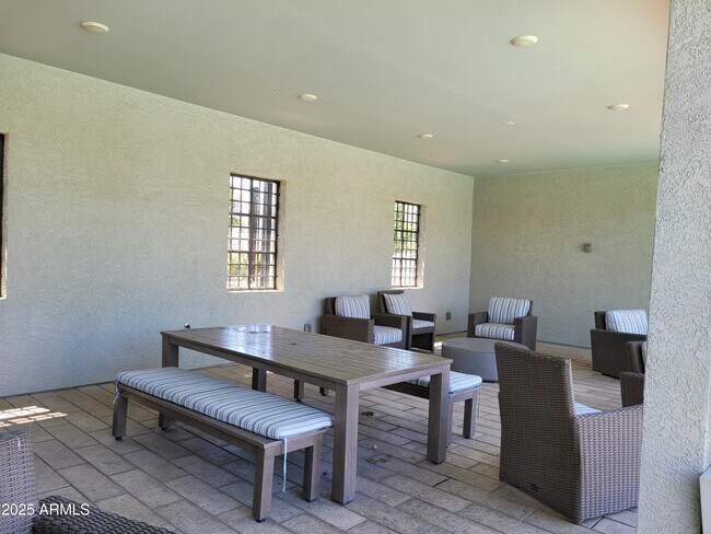 Building Photo - 2754 S Apache Dr