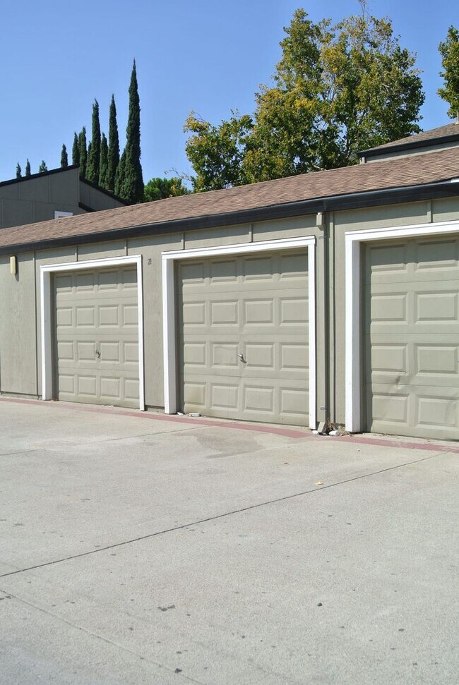 Building Photo - Updated 4 bedroom, 1 1/2 bathroom Townhome...