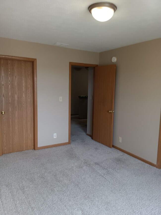 Building Photo - 3282 Hopkins Dr