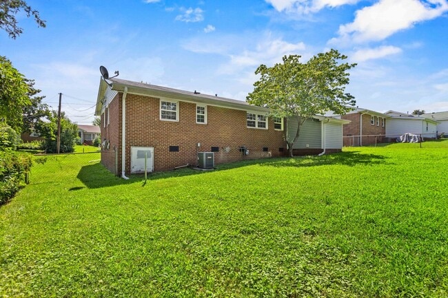 Building Photo - 4-Bed, 2-Bath Home with Fenced Yard in Win...