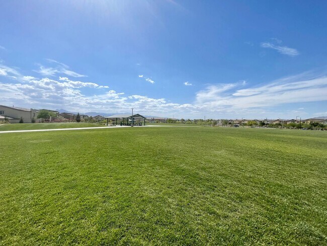 Building Photo - AMAZING GATED 3 BED 2.5 BATH 2 CAR GARAGE !