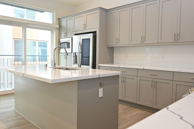 Building Photo - Upscale 2-BR Dual-Suite Condo in Downtown San Jose
