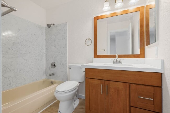 Building Photo - Newly updated 2 Bedroom 2 Bathroom Condo Near Downtown Kirkland- 1 free month!