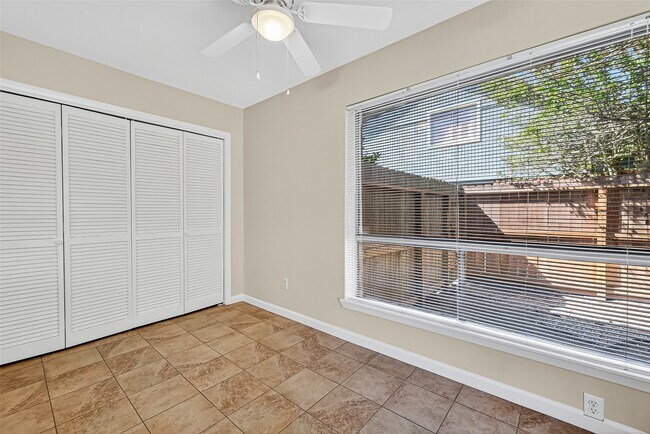 Building Photo - 813 Lakeview Dr