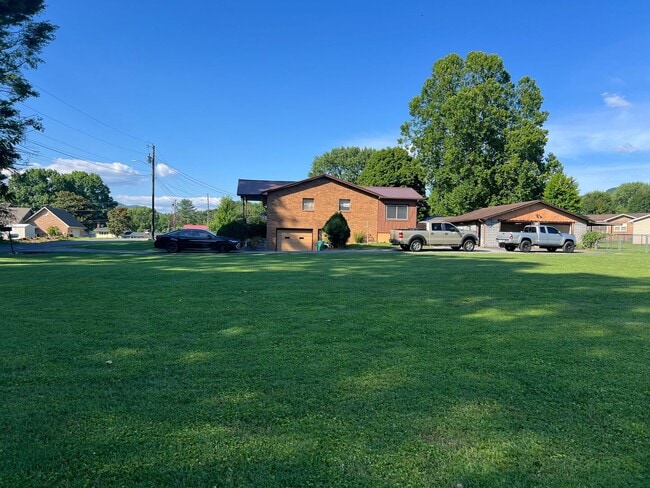 Building Photo - 2 bedroom, 1.5full bath House for rent on ...