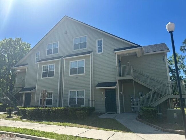 Building Photo - Beautiful 3 bed 3 bath town home