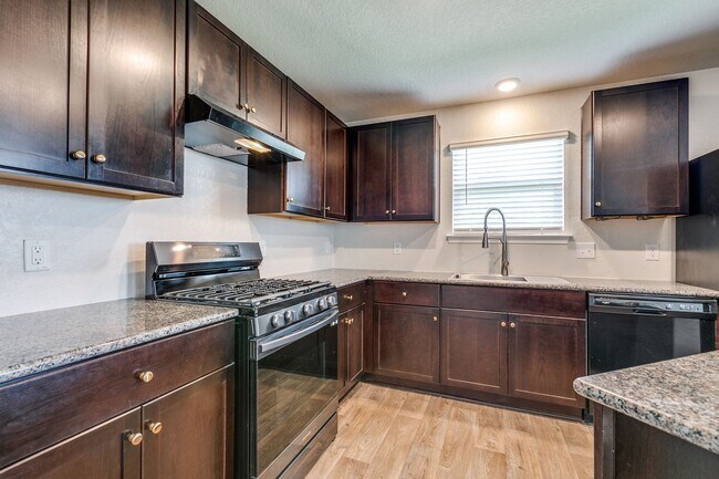 Building Photo - BEAUTIFUL 3-BEDROOM D.R. HORTON HOME IN RE...