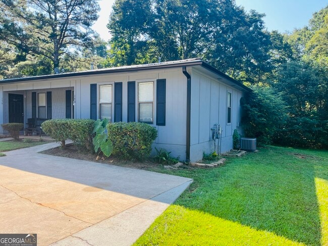 Building Photo - 140 Pine Terrace