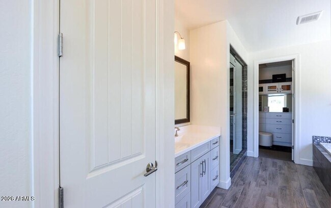 Building Photo - 948 W Yosemite Dr