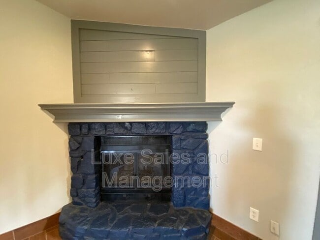 Building Photo - 910 Oak Hill Rd