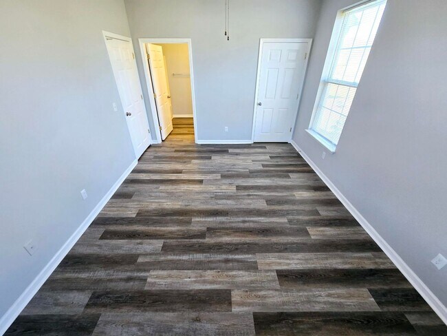 Building Photo - NEW LISTING: Stunning 3 Bed, 2 Bath Condo in Burlington!