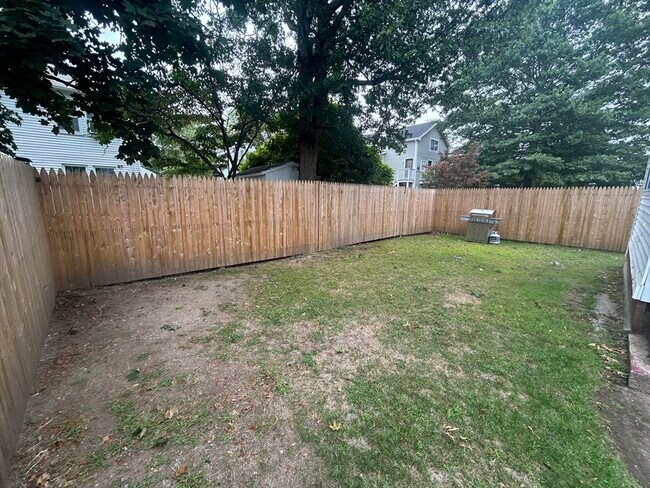Building Photo - 46 Lawn Ave