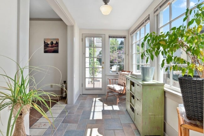 Building Photo - 114 Fairbanks St