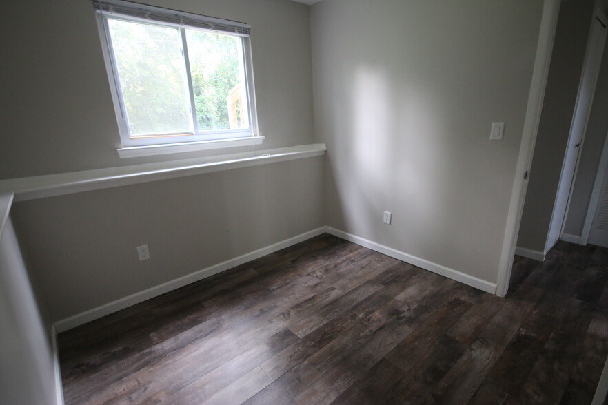 Lower Bedroom - 2184 Hemlock Dr