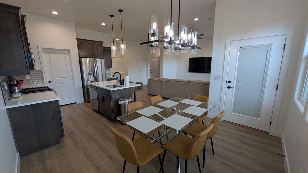 Building Photo - 693 S Taylor Creek Dr