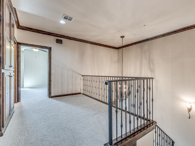 Building Photo - Luxury Townhome in Edmond + Near Rose Cree...