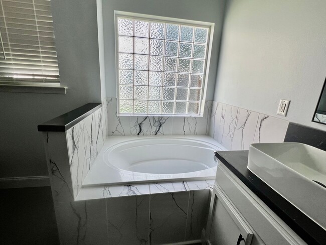 Building Photo - 4BD/2.5BA Gorgeous Home with Fence Backyar...