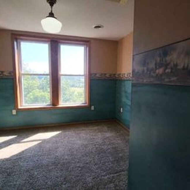 Building Photo - More Space than you can dream of! 5bed 2 b...