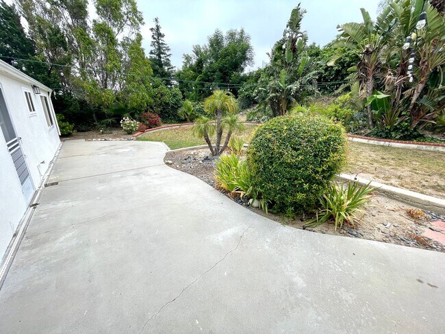 Building Photo - Beautiful house, 2bd+den/1.5ba HOME on the hillside of Granada Hills.