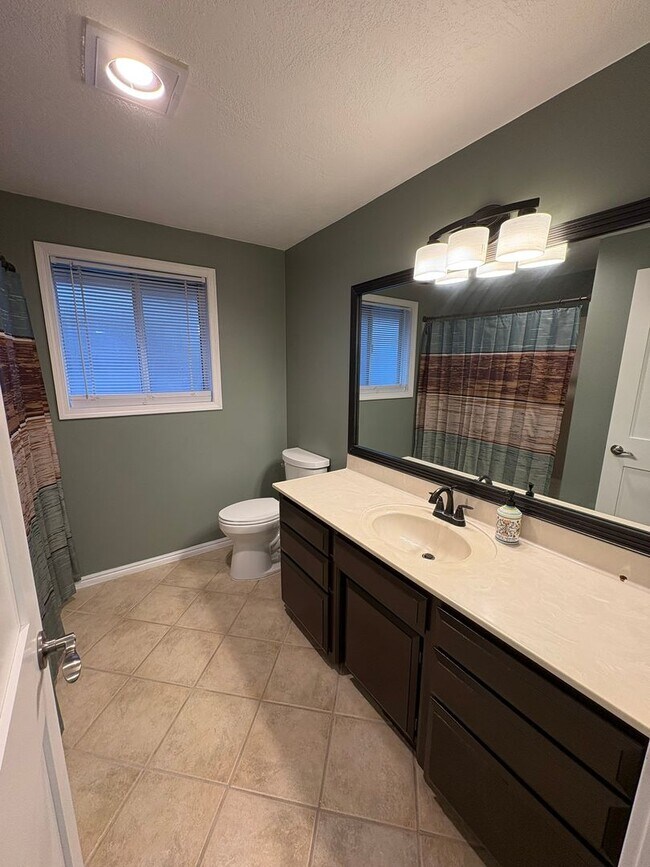 Building Photo - Beautifully Updated Single-Level Home with Fireplace & Garage