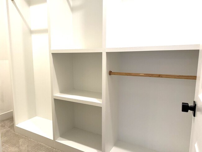 Building Photo - 5338 Donovan Gdns Ln