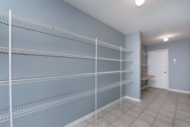 Building Photo - Large 4 Bedroom in Fishers!