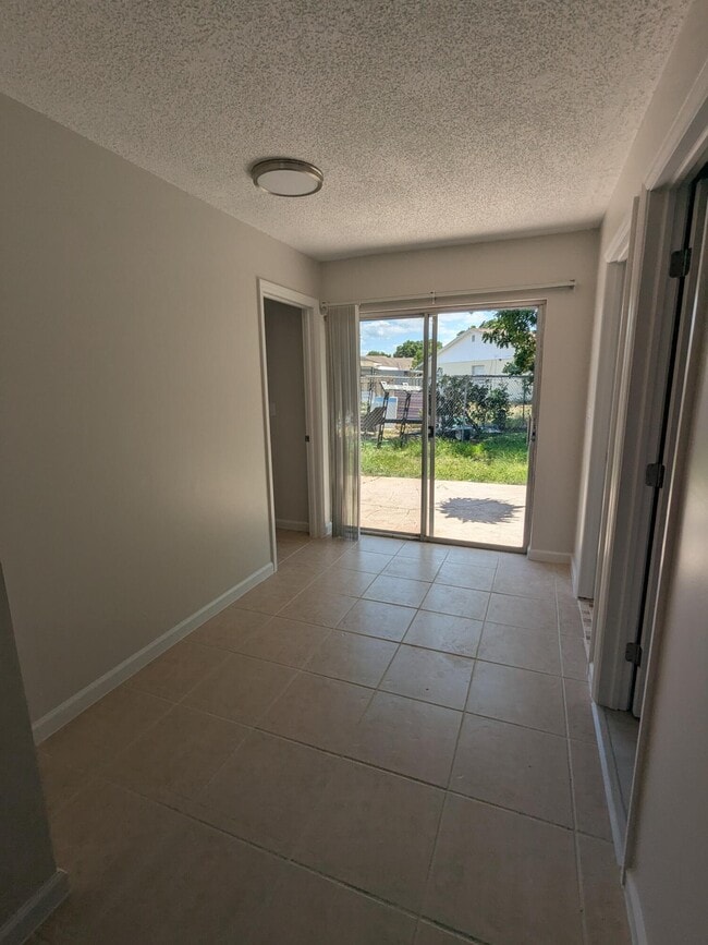 Building Photo - 4552 SE Ontario Dr
