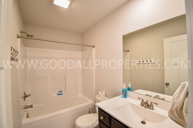Building Photo - 3 Bedroom 2 Bath Home in Clive / Waukee School District