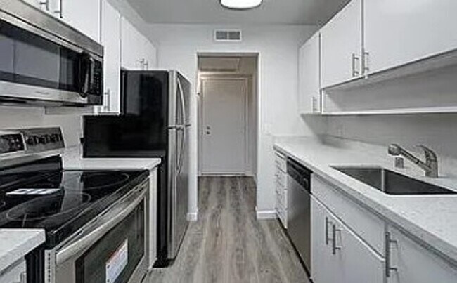 Building Photo - Best Value in Walnut Creek 1/1 - Pool, Hot Tub, Gym, et.