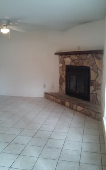 Beautiful fireplace in the living room - 44 5th St