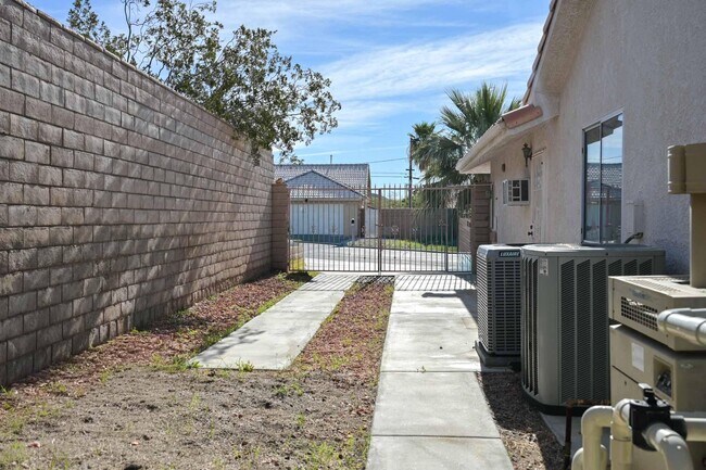 Building Photo - 9673 Vista Del Valle