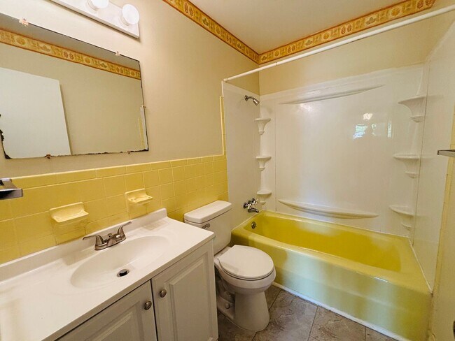 Building Photo - 4 Bedroom, 2.5 Bath Townhouse