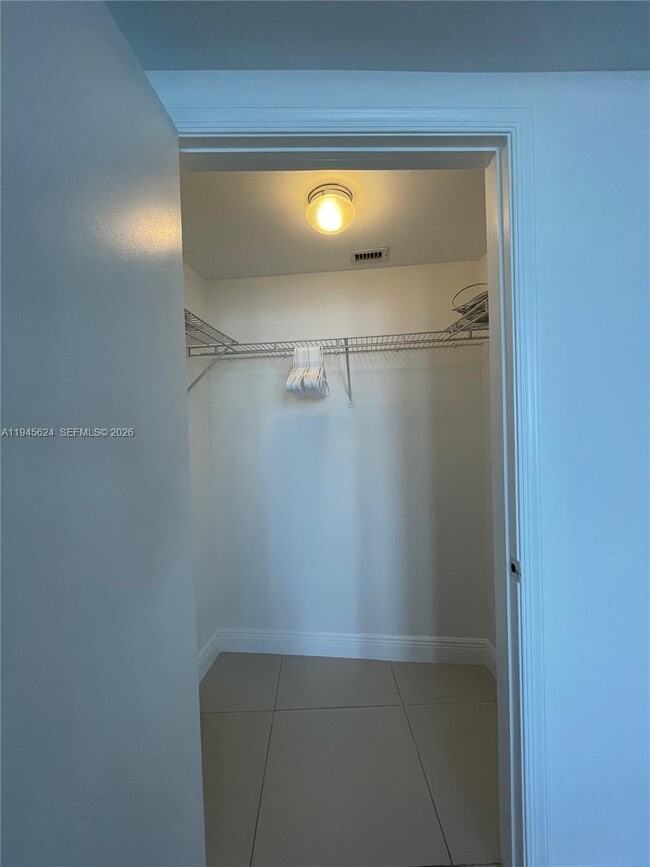 Building Photo - 1750 N Bayshore Dr