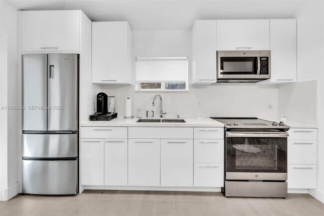 Building Photo - 836 W 40th St