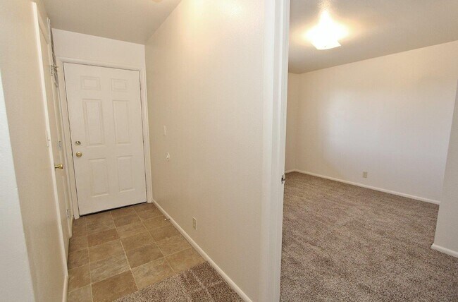 Building Photo - 551 N Moffatt Ave