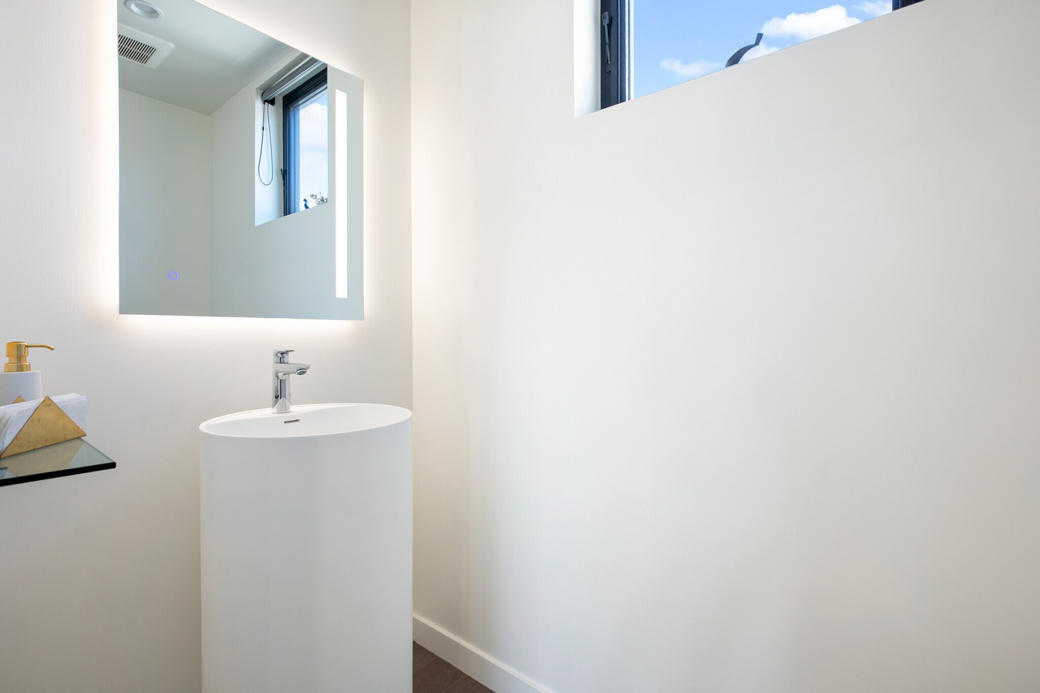 Building Photo - 823 N Fuller Ave