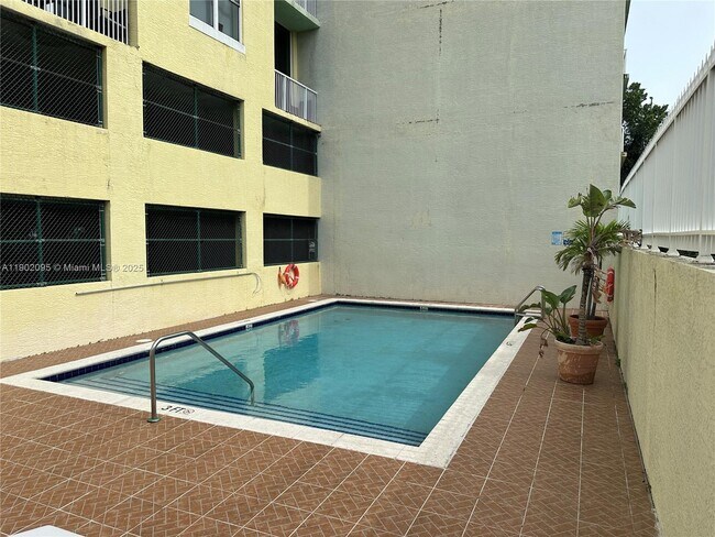 Building Photo - 1350 NW 8th Ct