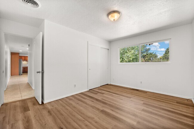 Building Photo - Large 4 Bedroom 2 Bath House