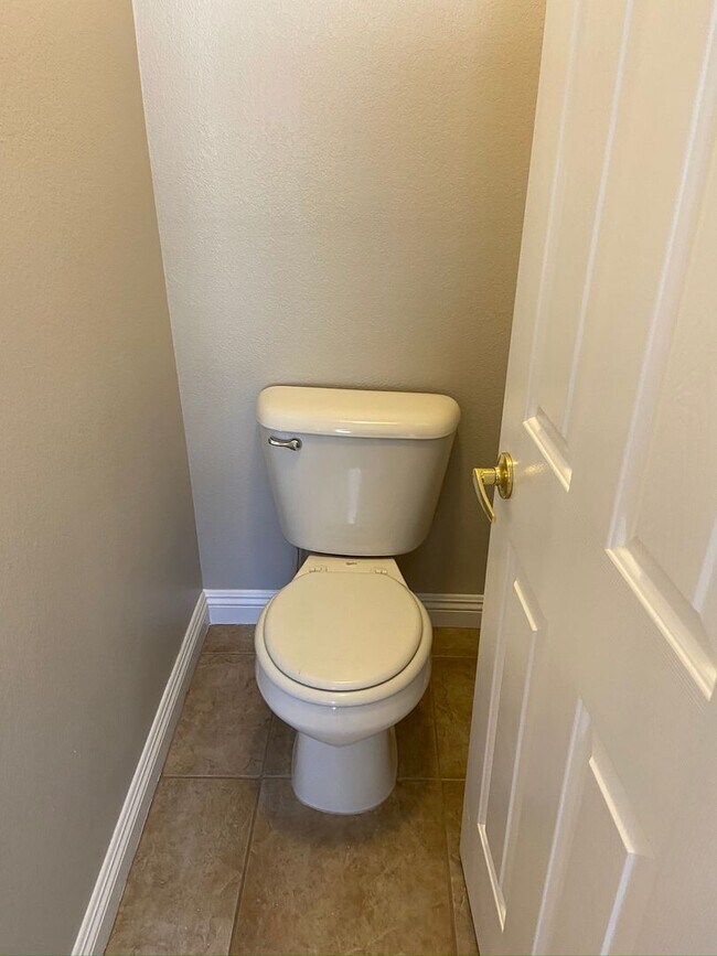 Building Photo - AMAZING 2 STORY TOWNHOME LOCATED IN A GATE...