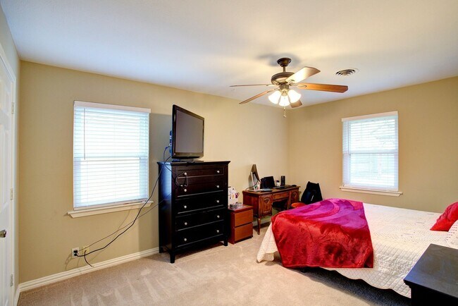 Building Photo - 4 Bd, 2 Ba for Lease | N. Arlington
