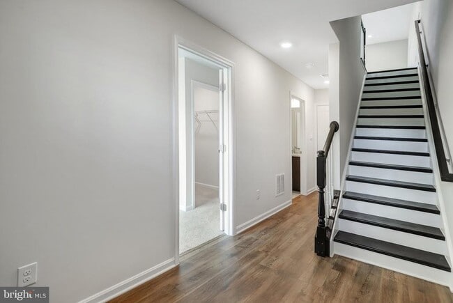 Building Photo - 721 Courier Ln