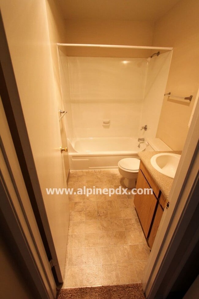 Building Photo - 2 Bed Upstairs Unit at Conestoga!
