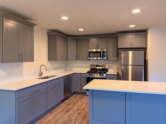 Building Photo - 505-507 NW Hillcrest Dr