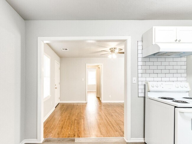 Building Photo - Charming 2 bed 1 bath home with many updates!