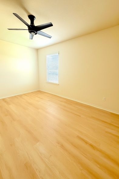 Building Photo - 2060 Cliffbrake Way