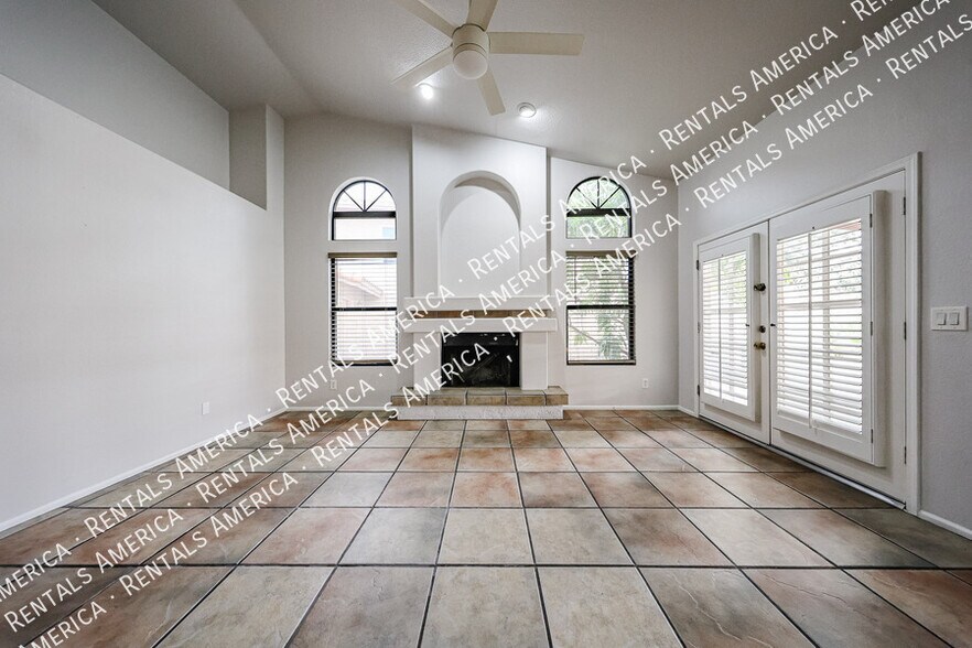 Building Photo - 1243 W Iris Dr
