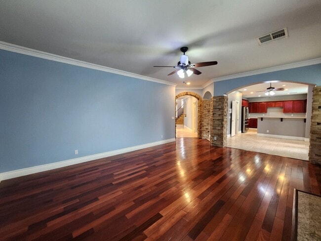 Building Photo - Entertainers Delight with minutes of shopping and restaurants